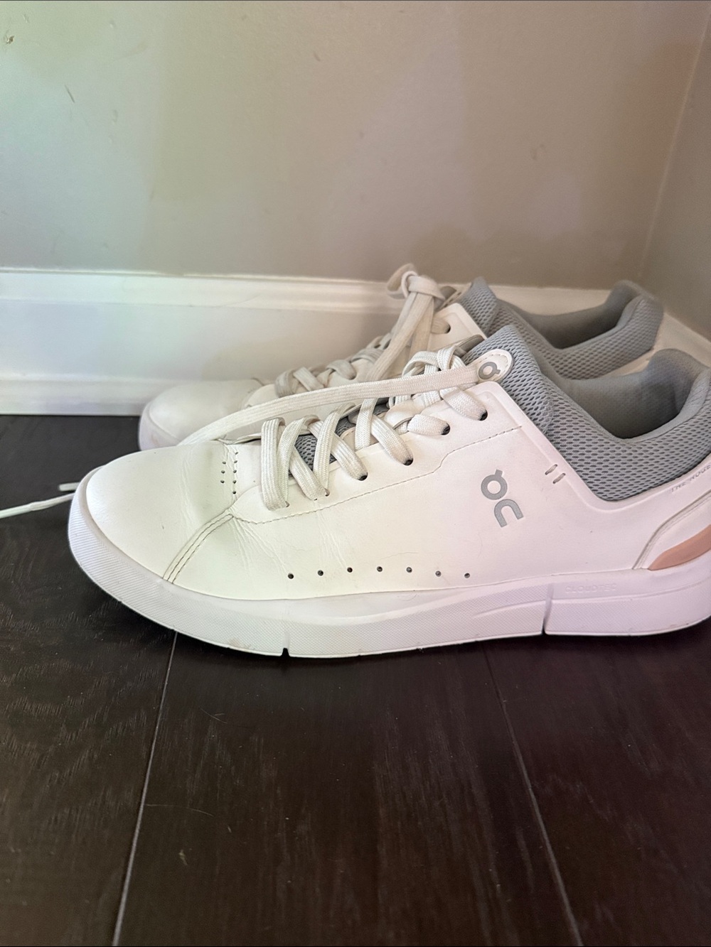 The Roger - On Running  White and Gray Sneakers